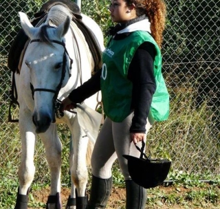 esperando con el caballo